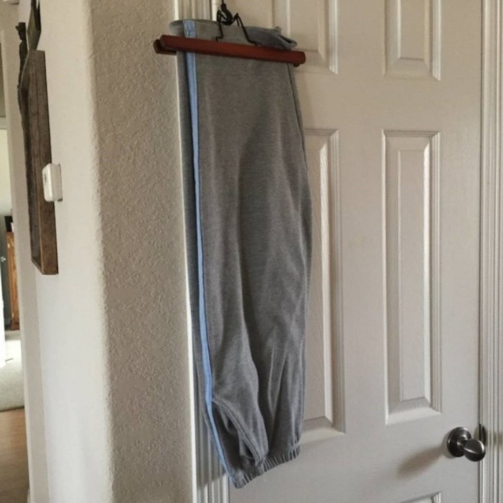 Blair grey with blue stripe capri pants M